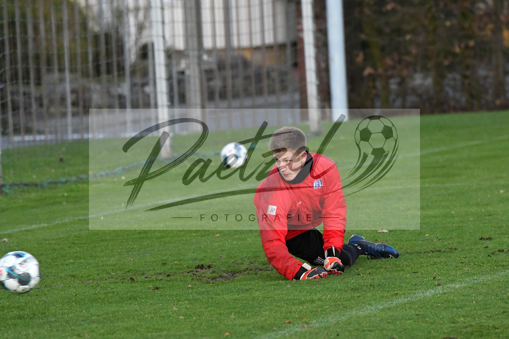 20200121_TRAOSN_0068 | Fußball, Herren: Torhüter Laurenz Beckemeyer (VfL Osnabrück) schaut beim Training des VfL Osnabrück am 21.01.2020 im Sportpark Illoshöhe in Osnabrück, Deutschland.(Foto von Nico Paetzel) - Realisiert mit Pictrs.com