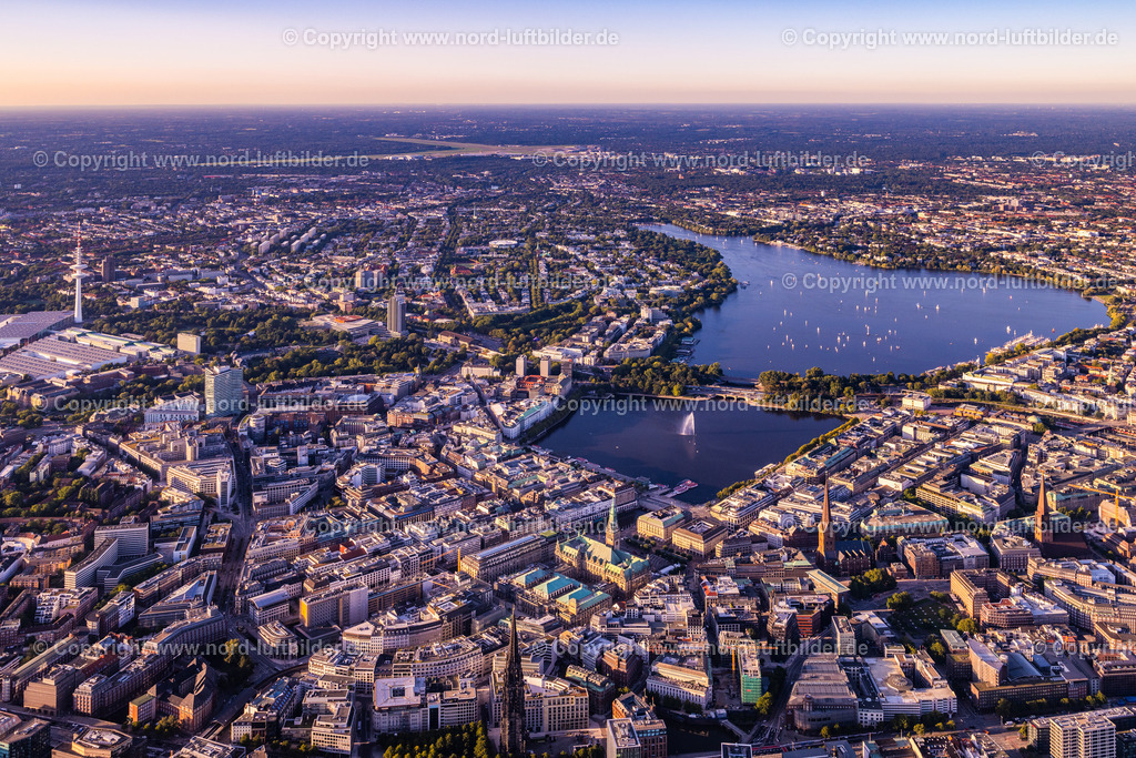 Hamburg_Mitte_Alster_Sonnenuntergang_ELS_6002040923 | HAMBURG 20.08.2023 Stadtzentrum im Innenstadtbereich am Ufer der Alster im Ortsteil Altstadt in Hamburg, Deutschland. // The city center in the downtown area on lake side of Alster in the district Altstadt in Hamburg, Germany. Foto: Martin Elsen