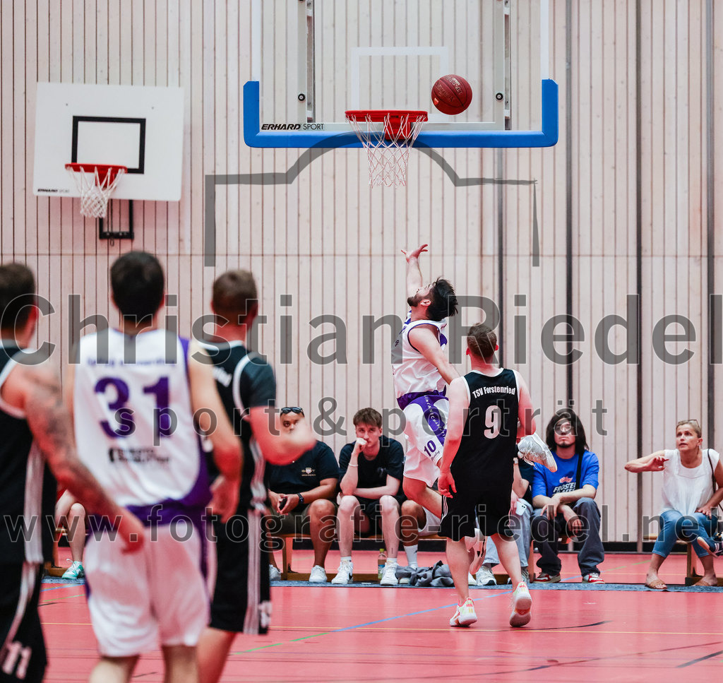 2022-05-15_030_SpVgg_Altenerding_gegen_TSV_Muenchen-Forstenried | Erding, Deutschland, 15.05.2022:
Basketball, Bezirksliga 2021 / 2022, Play-Offs, SpVgg Altenerding gegen TSV München-Forstenried, Endergebnis: 55:57

Abdul Azim Amani (SpVgg Altenerding, #10), Jonathan David Schmidt (TSV München-Forstenried, #9)

Foto: Christian Riedel / fotografie-riedel.net