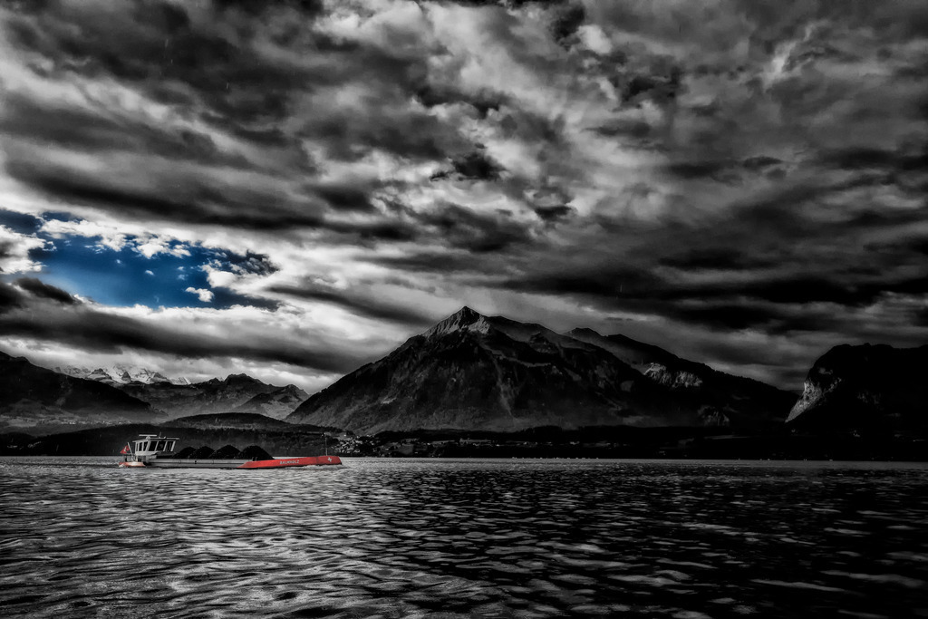 Balmholz | Ledischiff "Balmholz" auf dem Weg zur Entladestelle in Thun. Das Transportschiff führt täglich mehrere Lastwagenladungen Schotter vom Steinbruch Balmholz nach Thun, wo die Ladung auf Eisenbahnwagen verladen wird.
-----------------------------------------------
Cargo ship "Balmholz" on the way to the unloading point in Thun. The transport ship carries several truckloads of gravel daily from the Balmholz quarry to Thun, where the cargo is loaded onto railroad cars.
-----------------------------------------------
Dieser Druck ist in einer limitierten Auflage von 5 Exemplaren erhältlich. 
This print is available in a limited edition of 5 copies. 
http://art.hess.photography/11-balmholz.html - Realisiert mit Pictrs.com