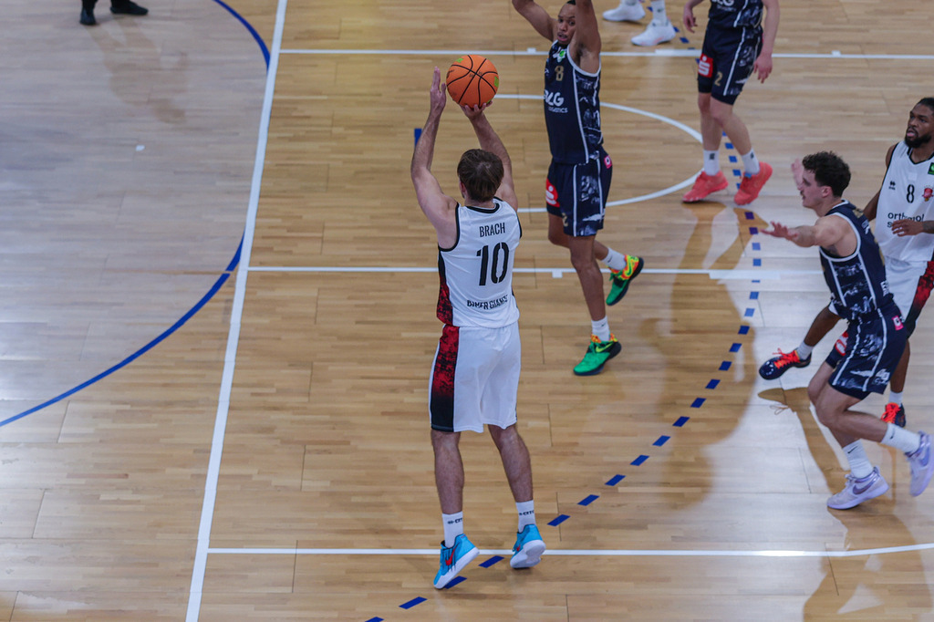 Pro A BAYER GIANTS vs Eisbären Bremerhaven-90 | Fotos von Basketballspielen aus dem Raum NRW fotografiert von Gero Mueller-Laschet und Daniel Schaefer - Realisiert mit Pictrs.com