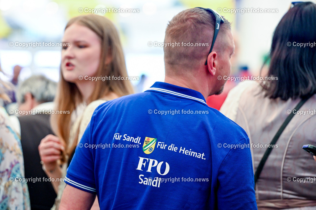 Urfahraner Jahrmarkt_ 1.Mai Kundgebung FPOE_ 01.05.2025-53 | 01.05.2025, Urfahraner Jahrmarkt, AUT, 1.Mai Kundgebung FPOE, im Bild Besucher im Bierzelt der 1.Mai Kundgebung FPOE