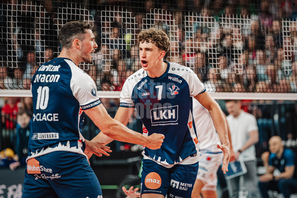 Volleyball | Herren | Saison 2024/2025 | 1. Volleyball Bundesliga Männer | Halbfinale | SVG Lüneburg vs. VfB Friedrichshafen | 19.04.2025 | v.l. Lorenz Karlitzek (#10, SVG Lüneburg) und Joscha Kunstmann (#7, SVG Lüneburg) jubeln