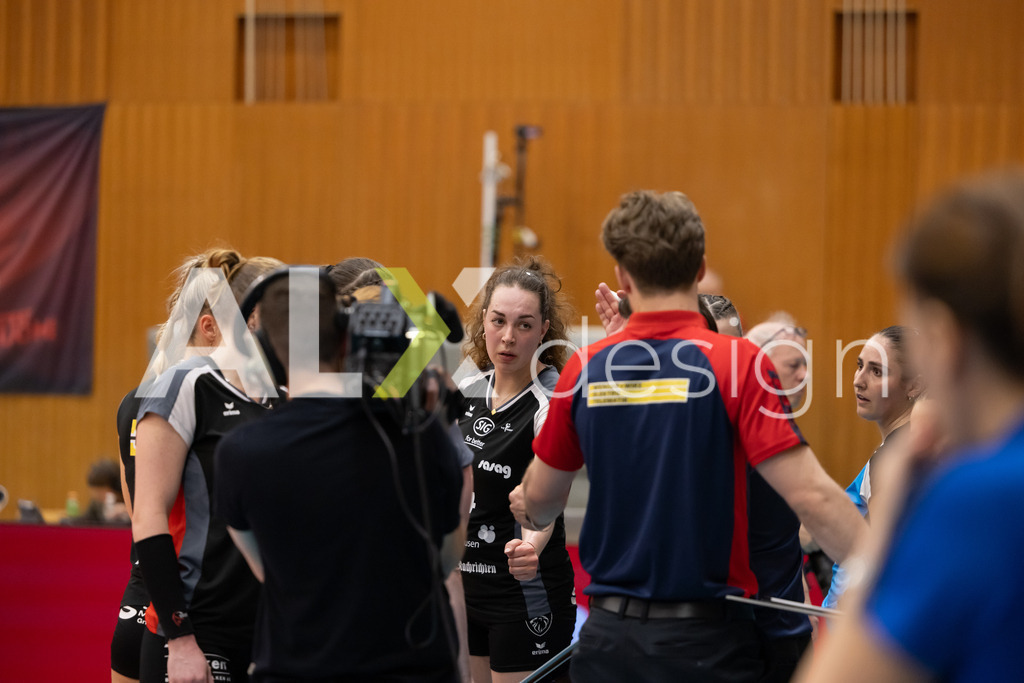 Volleyball I Frauen I Saison 2025-2026 I Volleyball NLA | Women I  Playoffs Finals 1/5 I viteos NUC - VC Kanti Schaffhausen I 06.04.2026 | VC Kanti Schaffhausen Spielerinnenkreis - Realisiert mit Pictrs.com