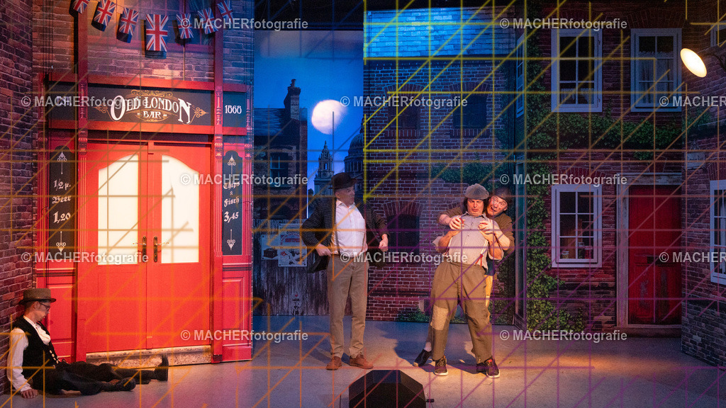 085_MFL-2025 | Portraitbilder von Regisseur; Darsteller; Techniker; Maske; Kostüme; Chor; Musiker; Bilderserie der Generalprobe und der Premierenvorstellung, Szenenbilder; Ausdrucksstudien; Bühnenüberblick; Bühnenkulissen; Pressefotos inkl. Redaktionsfoto Darstellergruppe.