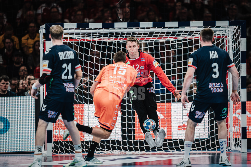 Handball | Herren | EHF EURO 2024 | European Championshop Men 2024 Final Tournament | Norwegen vs. Niederlande | 19.01.2024 | Kristin Skinstad Saeveras (#12, Norwegen, NOR) hält den Wurf von Lars Kooij (#15, Holland, NED)