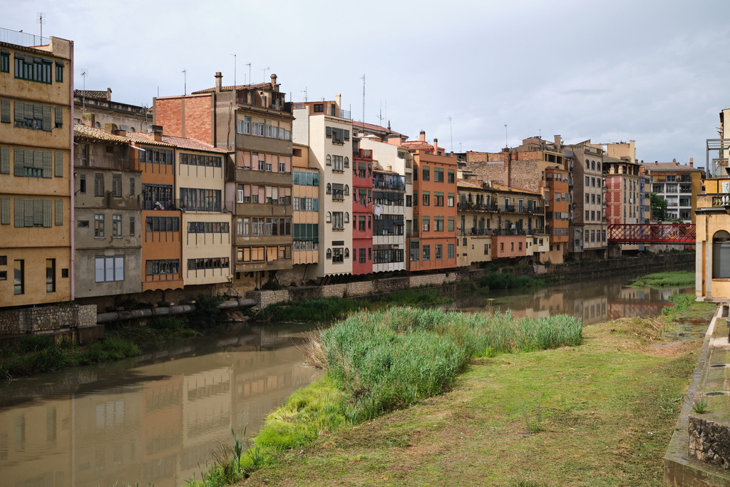 Bunte Hausreihe am Fluss Onyar in Girona | Girona, Spanien - May 07, 2024: Bunte Hausreihe am Fluss Onyar in Girona. - Realisiert mit Pictrs.com