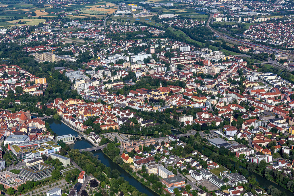 Luftbild: Hammerinsel zw. Isar und kleiner Isar in Landshut im Bundesland Bayern in Deutschland. Foto: IMG_133061.jpg vom 03.07.2022 durch Werner Riehm/FLY-FOTO.deStadt Landshut