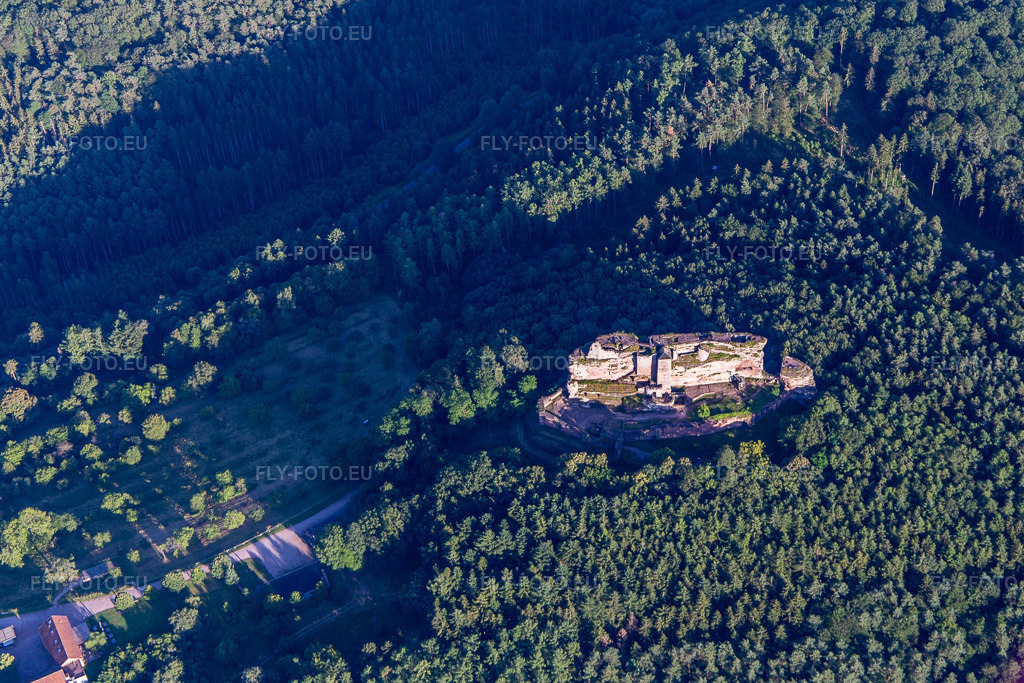 Vue aérienne: Le château de Fleckenstein vu du nord-ouest à Lembach dans le département Bas Rhin, France – .Photo: IMG_142340.jpg prise le 08/07/2024 par Werner Riehm/FLY-FOTO.eu – Résolution de l'original: 4718 x 3145 px – Château fort de Fleckenstein