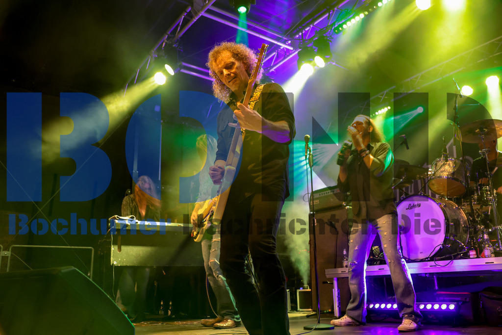 Purple Rising  {date} -  | {headline}(Foto: Sebastian Sendlak / BOND) - Realisiert mit Pictrs.com