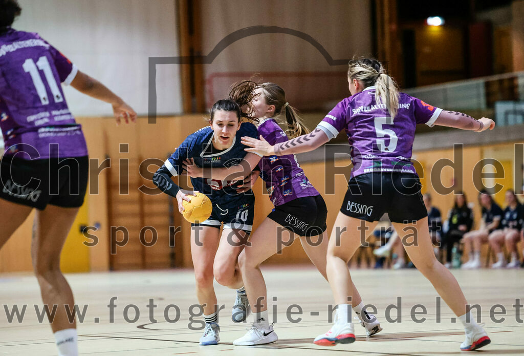 2024-02-03_067_SpVgg_Altenerding_gegen_SpVgg_Erdweg | Erding, Deutschland, 03.02.2024:
Handball, Bezirksoberliga Frauen Altbayern 2023 / 2024, 13. Spieltag, SpVgg Altenerding gegen SpVgg Erdweg, Endergebnis: 25:21

Christina Baumann (SpVgg Erdweg, #10), Marlene Mittermeier (SpVgg Altenerding, #6), Lena Prem (SpVgg Altenerding, #5)

Foto: Christian Riedel / fotografie-riedel.net