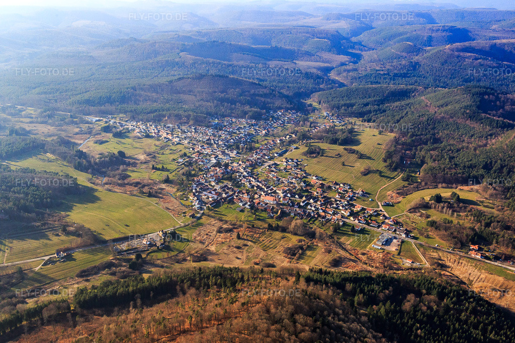 Luftbild: Ortsansicht von Osten in Fischbach bei Dahn im Bundesland Rheinland-Pfalz in Deutschland. Foto: IMG_086725.jpg vom 26.03.2016 durch Werner Riehm/FLY-FOTO.de