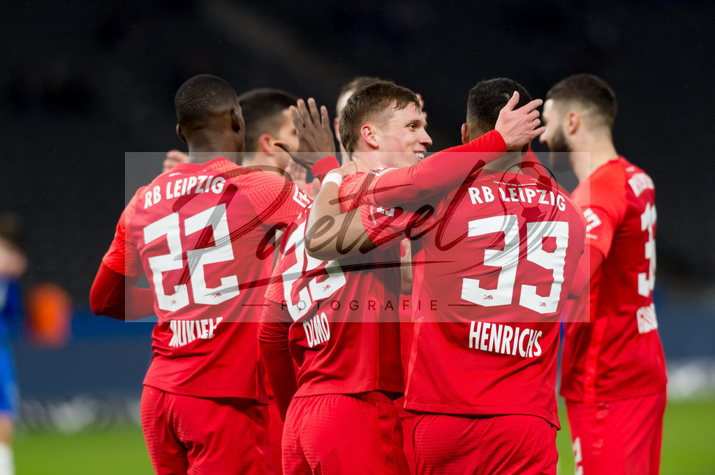 BSCRBL20220220_085 | Fussball, Herren: Dani Olmo (RB Leipzig) Torjubel, jubelt mit seiner Mannschaft nach dem Treffer zum 1:5 bei dem Spiel der 1. Bundesliga zwischen Hertha BSC und RB Leipzig im Olypiastadion am 20.02.2022 in Berlin, Deutschland.DFB / DFL REGULATIONS PROHIBIT ANY USE OF PHOTOGRAPHS AS IMAGE SEQUENCES AND/OR QUASI-VIDEO. - Realisiert mit Pictrs.com