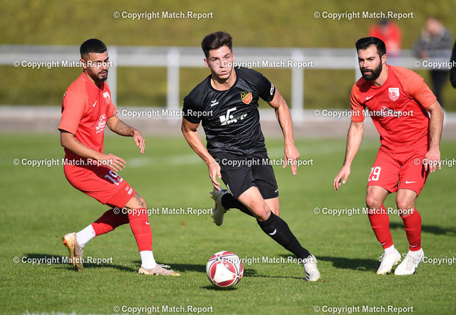 Fussball Verbandsliga   2021/2022: FC Holzhausen - Tuerk Spor Neu-Ulm | Fussball  Verbandsliga 2021/2022    17.10.2021FC Holzhausen - Tuerk Spor Neu-UlmPascal Schoch (FC Holzhausen, Mitte) gegen Mehmet Ali Fidan (Neu-Ulm,li) und Burak Tastan (Neu-Ulm ,re)FOTO: ULMER PressebildagenturxxNOxMODELxRELEASExx