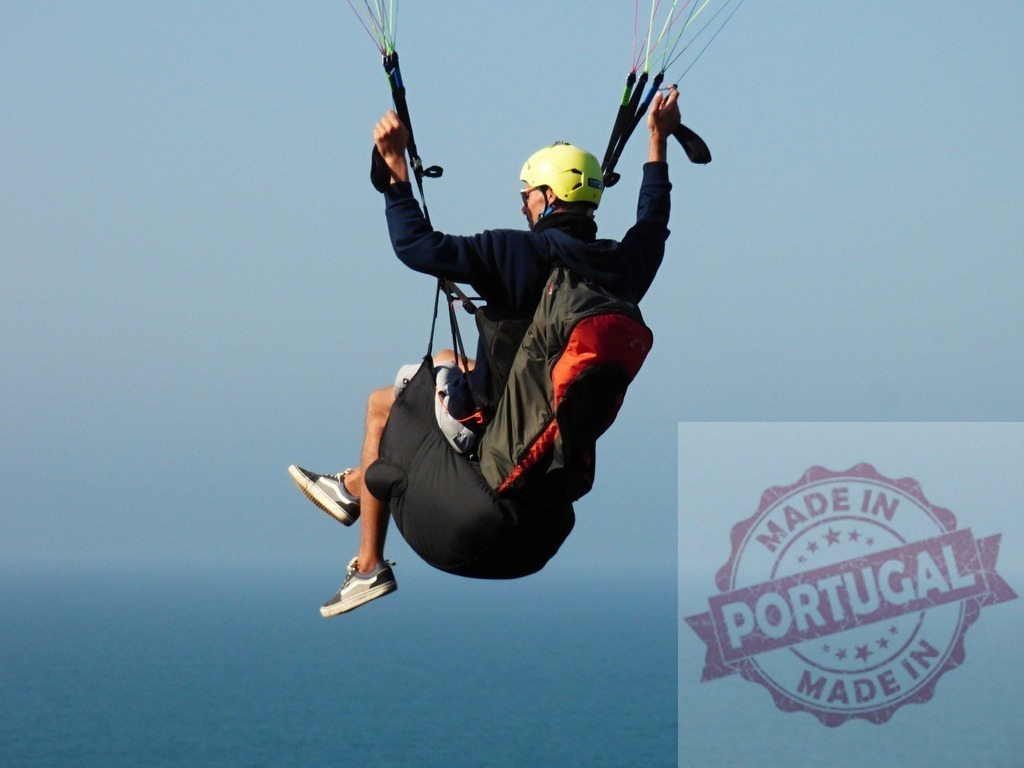 Paraglider flying high above ocean blue sky | Paraglider soaring freely over the sea, experiencing extreme sports and adventure - Realisiert mit Pictrs.com