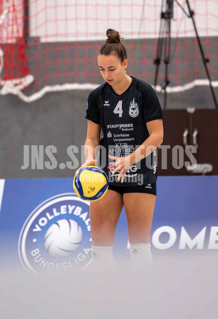 Volleyball I Frauen I Saison 2025-2026 I 2 Bundesliga Pro I 17. Spieltag VFL Oythe - VC Stralsund I 1517 | Shari Groth (4,VC Stralsund) - Realisiert mit Pictrs.com