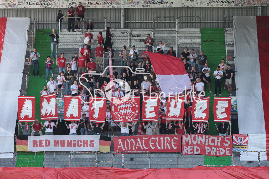 SpVgg Greuther Fürth II - FC Bayern Amateure | Die Fans der Bayern Amateure unterstuetzen ihr Team in Fuerth / Zuschauer / Ultras / Choreo / Choreographie