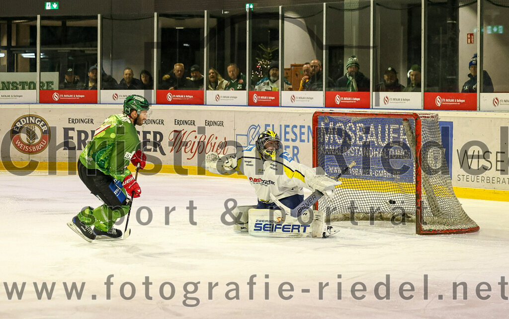 2023-12-26_096_TSV_Erding_gegen_ERV_Schweinfurt | Erding, Deutschland, 26.12.2023:
Eishockey, Bayernliga Vorrunde 2023 / 2024, 20. Spieltag, TSV Erding gegen ERV Schweinfurt, Endergebnis: 9:3

Petr Pohl (Erding Gladiators, #61), Torwart Benedict Roßberg (ERV Schweinfurt, #42)

Foto: Christian Riedel / fotografie-riedel.net