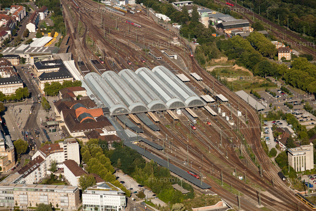 Luftbild: Gleisverlauf und Hauptbahnhofes der Deutschen Bahn im Ortsteil Südweststadt in Karlsruhe im Bundesland Baden-Württemberg in Deutschland. Foto: IMG_32291.jpg vom 21.08.2010 durch Werner Riehm/FLY-FOTO.de