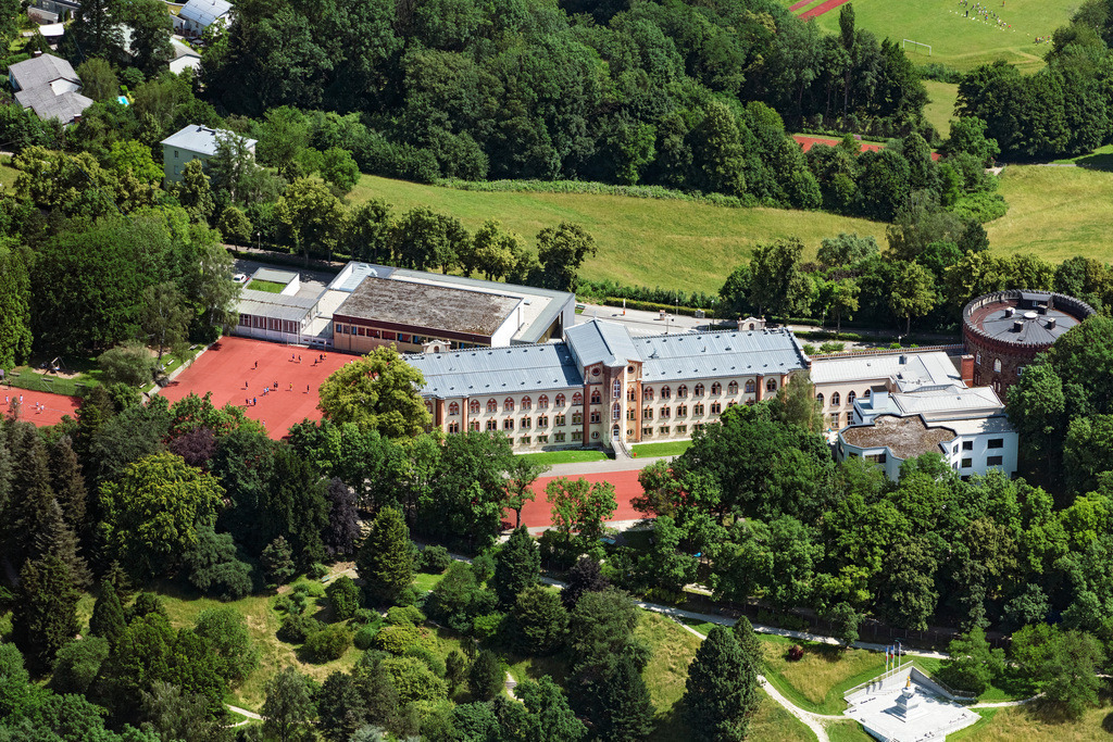 dr__0092103.jpg | LINZ 14.06.2022 Schulgelände und Gebäudekomplex des Kollegium Aloisianum in Linz in Oberösterreich, Österreich. 