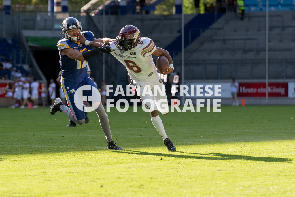 GER Rhein Fire vs. Alpine Rams, American Football, AFLE, Saison 2026, 01.08.2026 | Matheo Diarra (Alpine Rams, #12) versucht Kaylon Geiger (Rhein Fire, #06) zu stoppen,GER Rhein Fire vs. Alpine Rams, American Football, AFLE, Saison 2026, 01.08.2026Foto: Eibner-Pressefoto/Fabian Friese - Realisiert mit Pictrs.com