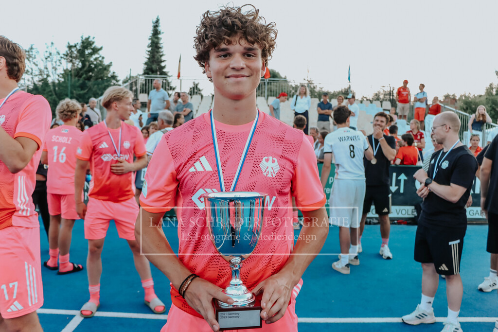 EM_MU18_F_GER-BEL_Lille_bearbeitet_Pokalbilder (1 von 1)-3 | lanaschraderfotografie - Realisiert mit Pictrs.com