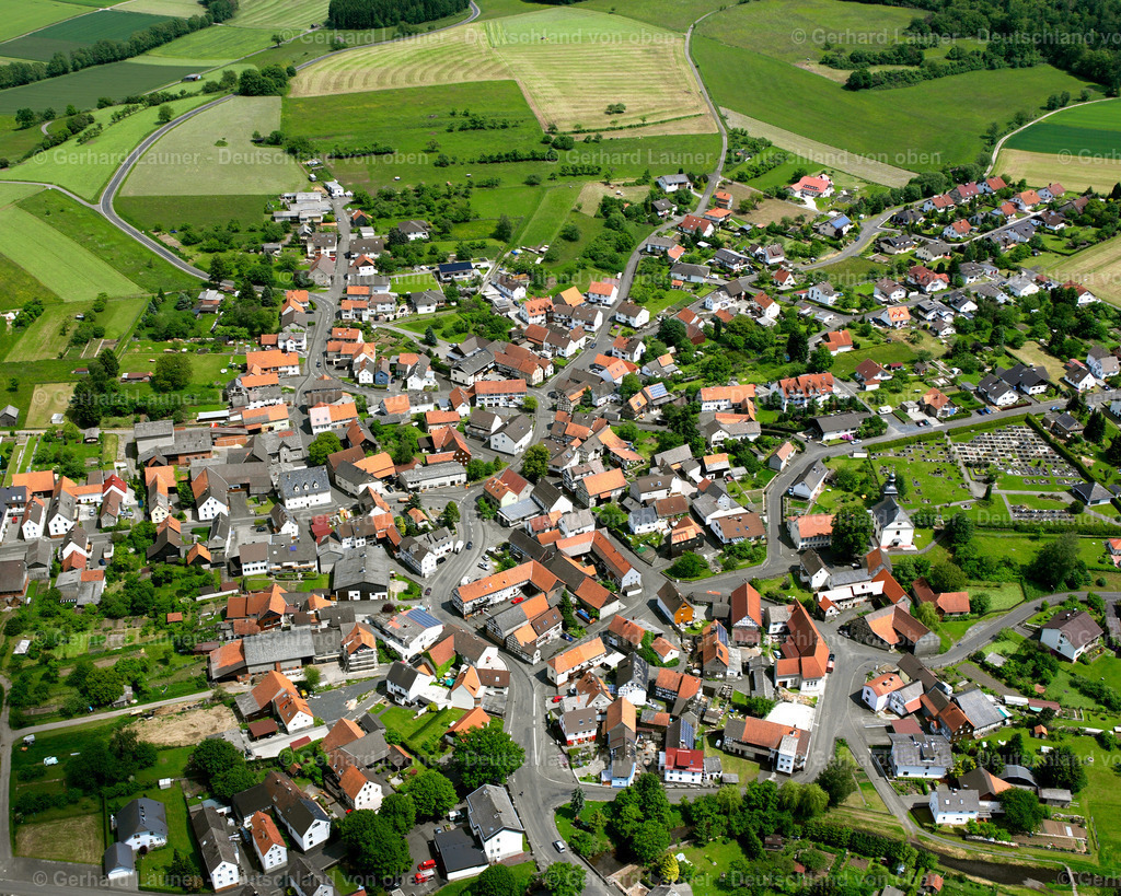 2614247 | GROß EICHEN 09.06.2006 Ortsansicht am Rande von landwirtschaftlichen Feldern und Nutzflächen  in Groß Eichen im Bundesland Hessen, Deutschland // Village view on the edge of agricultural fields and land  in Groß Eichen in the state Hesse, Germany Foto: Gerhard Launer