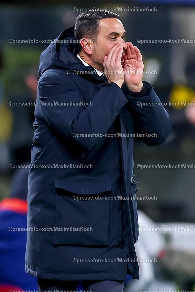 UCL17022601030 | 17.02.2026, Fußball, UEFA Champions League, Borussia Dortmund - Atalanta Bergamo, BVB Stadion, Play-Offs Hinspiel, Saison 2025 2026: Cheftrainer Raffaele Palladino (Atalanta Bergamo #hc) gestikulierend am Spielfeldrand   Regulations prohibit any use of photographs as image sequences and or quasi-video.