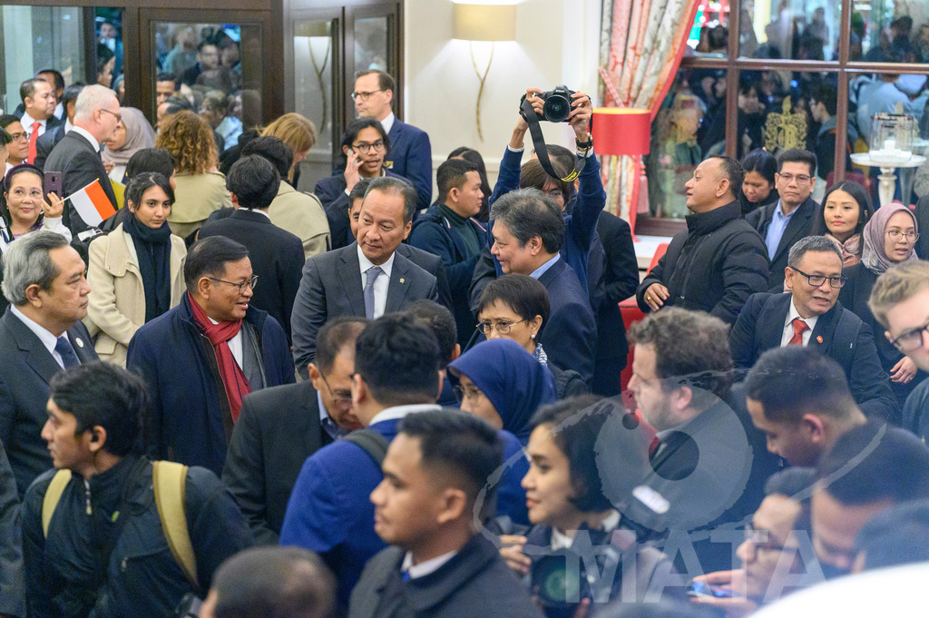 _DWA5508 | Welcoming Jokowi Widodo's arrival by the Indonesian people at Kastens Luisenhof Hotel in the context of the opening of Hannover Messe with Indonesia as Country Partner. Hannover, 15.04.2023 - Realisiert mit Pictrs.com