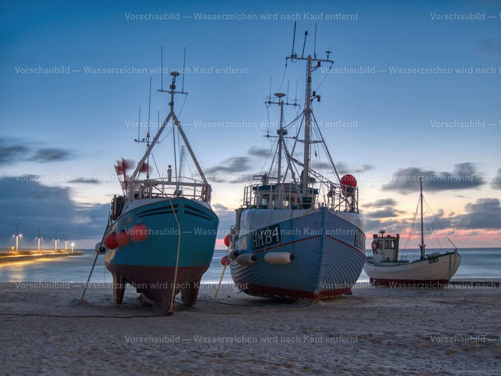 Blaue Stunde über den Fischerbooten am Strand von Løkken. | Wunderschöne Lichtstimmung zum Sonnenuntergang am Strand von Løkken. Die Fischerboote auf dem Sand passen perfekt zur Jammerbucht in Dänemark