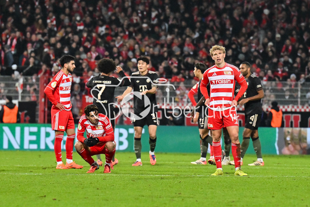 1. FC Union Berlin - FC Bayern München | BERLIN, GERMANY - 03. DECEMBER: Enttäuschte Unioner nach der Niederlage gegen die Bayern im Pokal während dem Match zwischen dem 1. FC Union Berlin und dem FC Bayern München beim Achtelfinale des DFB-Pokales im Stadion an der alten Försterei