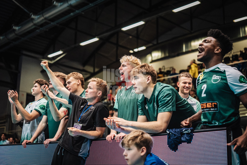 Volleyball | Herren | Saison 2025/2026 | Volleyball Ligacup | FT 1844 Freiburg vs. Helios GRIZZLYS Giesen | 12.10.2024 | Jubel von der Bank der Freiburger
