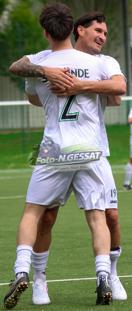 SC Bünde - TuS Tengern | Auf dem Bild zu sehen: weiß SC Bünde v.l.: Gentian Rexhepi, Andrej Gorr  SC Bünde, TuS Tengern, Saison 25/26, Bezirksliga, Hunnebrock, Deutschland - Realisiert mit Pictrs.com