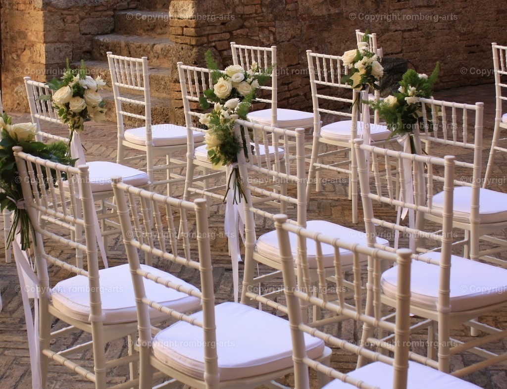 Hochzeit | Hochzeit, Stühle für Hochzeit, Stühle für Hochzeitsgäste, Innenhof mit Hochzeitsstühlen, Heirat , Hochzeitsvorbereitungen