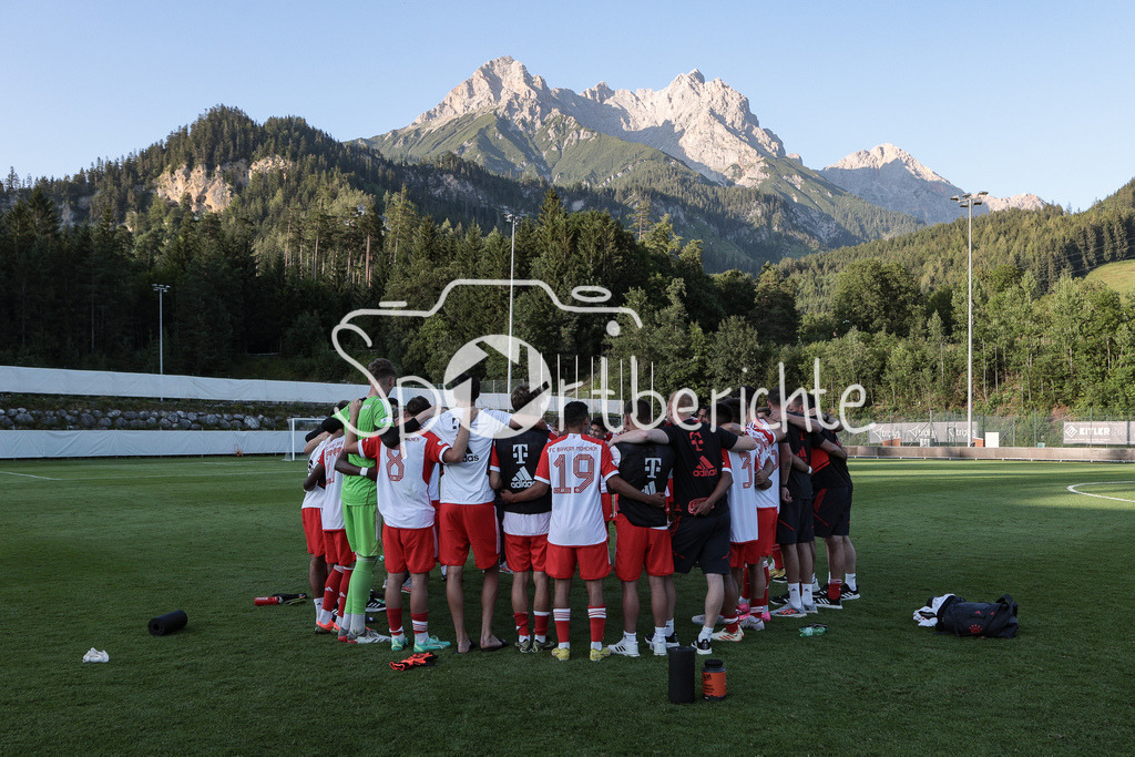 FC Pinzgau Saalfelden - FC Bayern Amateure | Die Mannschaft der BAyern Amateure positioniert sich vor einem traumhaften Bergpanorama zum gemeinsamen Bild / Mannschaftsfoto / FC Bayern Muechen / FC Bayern Amateure