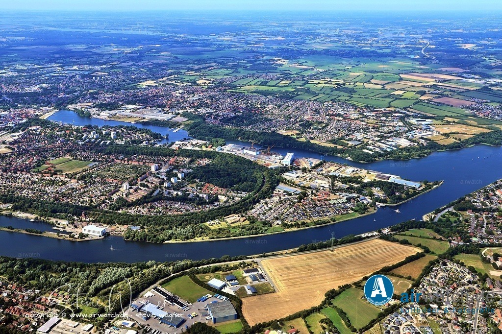 Luftbild Rendsburg - Ein entscheidender Wendepunkt in der Unternehmensgeschichte war das Jahr 2000 | Ein entscheidender Wendepunkt in der Unternehmensgeschichte war das Jahr 2000, als Nobiskrug ihre erste Superyacht, die 92 Meter lange „TATOOSH“, abgeliefert wurde. Diese Yacht zählt bis heute zu den berühmtesten der Welt und war mit einem Swimmingpool, einem Hubschrauberlandeplatz und einem Segelboot-Tender ausgestattet. Seitdem hat Nobiskrug zahlreiche innovative Superyachten gebaut, darunter die „TRIPLE SEVEN“, die erste Yacht mit flexibel formbarem GFK-Aufbau, die „SIREN“ mit hydraulisch faltbarem Helikopterlandeplatz, die „SAPPHIRE“ mit einer speziellen Konstruktionsmethode für Kraftstoffeinsparung und hohe Geschwindigkeit, und die 143 Meter lange „SAILING YACHT A“, die zu einer der größten PYC-Superyachten weltweit zählt.