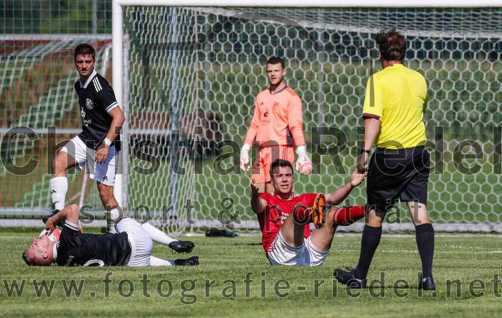 2023-08-20_012_TuS_Oberding_gegen_FC_Finsing_II | Oberding, Deutschland, 20.08.2023:
Fußball, Kreisklasse 2023 / 2024, 3. Spieltag, TuS Oberding gegen FC Finsing II, Endergebnis: 1:1

Markus Holzmann (TuS Oberding, #6), Michael Bayer (FC Finsing, #13)

Foto: Christian Riedel / fotografie-riedel.net