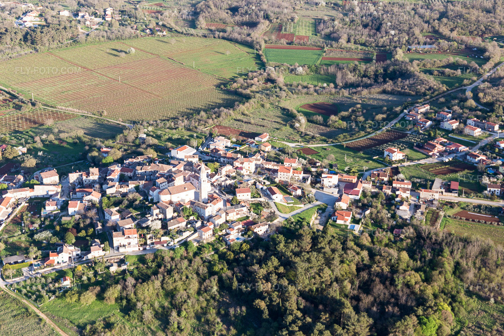 Aerial view: View of the town in Visignano in the state Gespanschaft Istrien, Croatia. – Photo: IMG_106125.jpg taken on 04/13/2018 by Werner Riehm/FLY-FOTO.com – Resolution of the original: 5472 x 3648 px