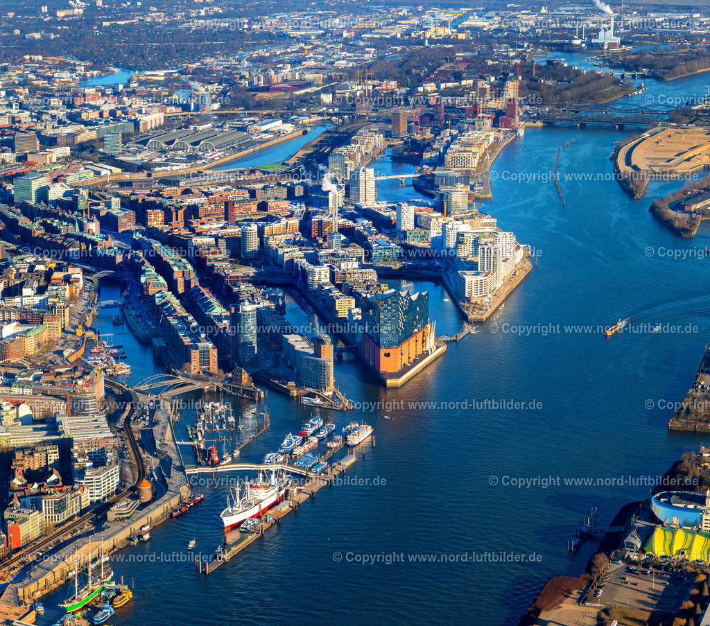Hamburg_Titel_Panorama_Elbphilharmonie_ELS_6348180225 | HAMBURG 18.02.2025 Stadtansicht am Ufer des Flußverlaufes der Elbe mit dem Gebäude des Konzerthauses " Elbphilharmonie " am Platz der Deutschen Einheit im Ortsteil Hafencity in Hamburg, Deutschland. Weiterführende Informationen bei: Drees &amp; Sommer SE,  HamburgMusik gGmbH - Elbphilharmonie und Laeiszhalle Betriebsgesellschaft,  Herzog &amp; de Meuron,  Höhler+Partner Architekten und Beratende Ingenieure PartGmbB,  IBB GmbH - Ingenieurbüro für Brandschutz von Bauarten,  Ingenieurbüro Dr. Siebert Büro für Bauwesen,  Quantum Immobilien AG,  ReGe Hamburg Projekt-Realisierungsgesellschaft mbH. // City view on the banks of the river Elbe with the building of the concert hall "Elbphilharmonie" at the Platz der Deutschen Einheit in the Hafencity district of Hamburg, Germany. Further information at: Drees &amp; Sommer SE,  HamburgMusik gGmbH - Elbphilharmonie und Laeiszhalle Betriebsgesellschaft,  Herzog &amp; de Meuron,  Hoehler+Partner Architekten und Beratende Ingenieure PartGmbB,  IBB GmbH - Ingenieurbuero fuer Brandschutz von Bauarten,  Ingenieurbuero Dr. Siebert Buero fuer Bauwesen,  Quantum Immobilien AG,  ReGe Hamburg Projekt-Realisierungsgesellschaft mbH. Foto: Martin Elsen