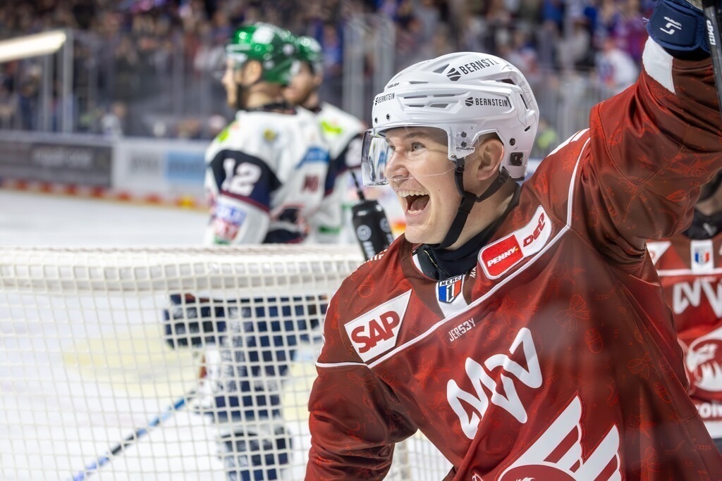 DEL, Deutsche Eishockey Liga Saison 2025/26, 31 Spieltag: Adler Mannheim gegen Eisbären Berlin | DEL, Deutsche Eishockey Liga Saison 2025/26, 31 Spieltag: Adler Mannheim gegen Eisbären Berlin***Justin Schütz (74, Mannheim) jubelt - Realisiert mit Pictrs.com