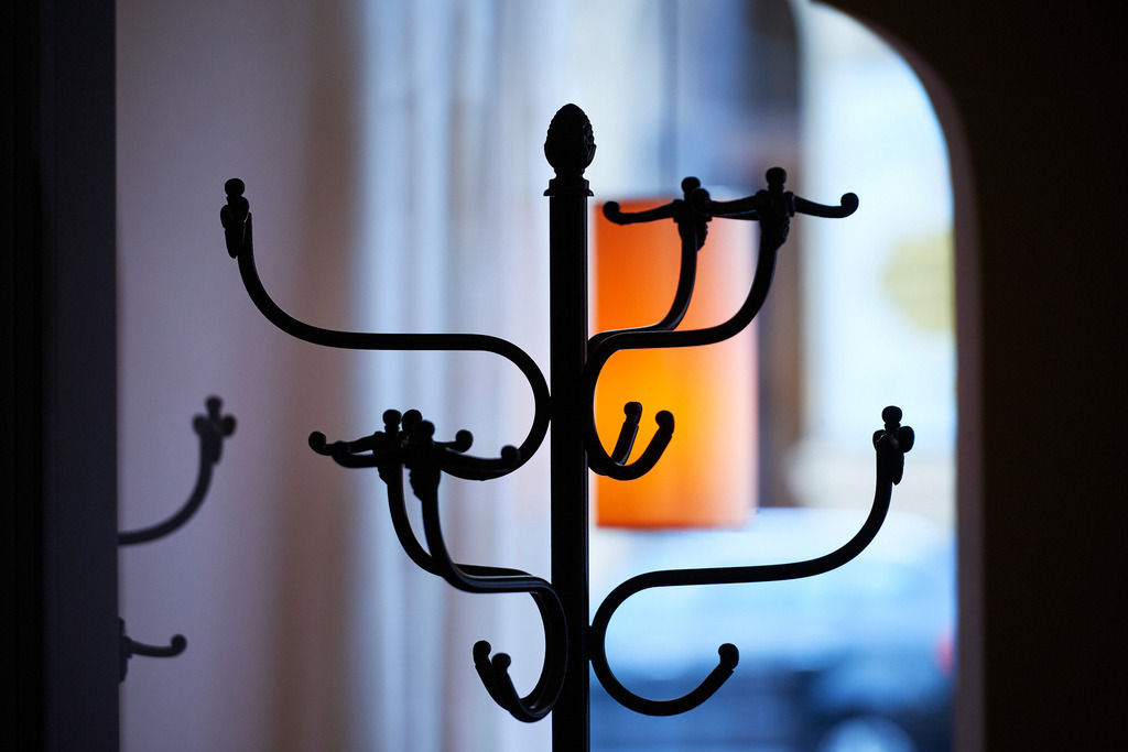 Cafe Museum | Wien, Austria - June 22, 2018: Café Museum, ein Garderobenständer aus Holz. - Realisiert mit Pictrs.com