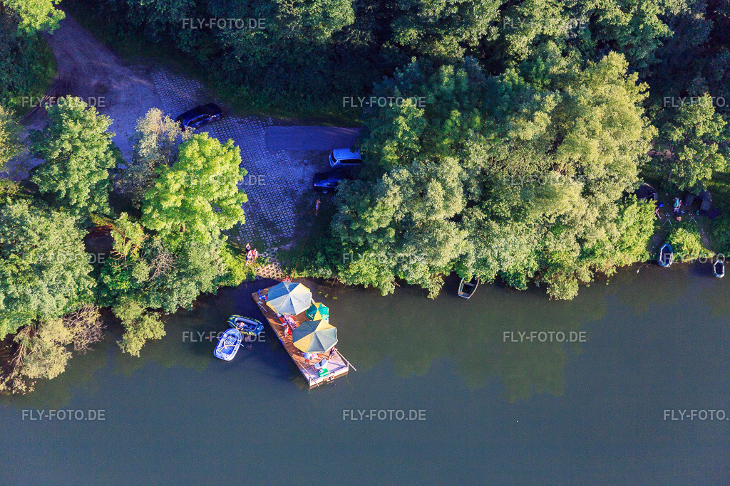 Sommer-Picknick auf einem Floß auf der Isar | Luftbild: Sommer-Picknick auf einem Floß auf der Isar im Ortsteil Harburg in Pilsting im Bundesland Bayern in Deutschland. Foto: IMG_090321.jpg vom 01.07.2016 durch Werner Riehm/FLY-FOTO.de - Realisiert mit Pictrs.com