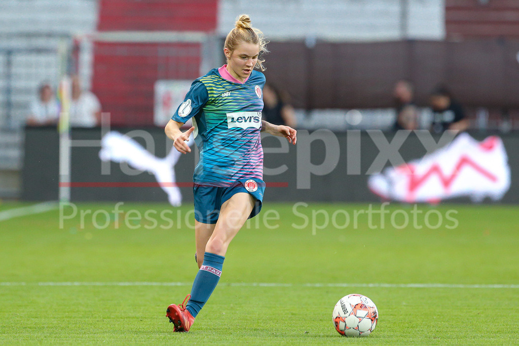 Fussball, DFB-Pokal Frauen, FC St. Pauli - Hamburger SV | v.li.: Emma Forchel (FC St. Pauli, 30) Freisteller, Einzelbild, Ganzkörper, Aktion, Action, Spielszene, DIE DFB-RICHTLINIEN UNTERSAGEN JEGLICHE NUTZUNG VON FOTOS ALS SEQUENZBILDER UND/ODER VIDEOÄHNLICHE FOTOSTRECKEN. DFB REGULATIONS PROHIBIT ANY USE OF PHOTOGRAPHS AS IMAGE SEQUENCES AND/OR QUASI-VIDEO.