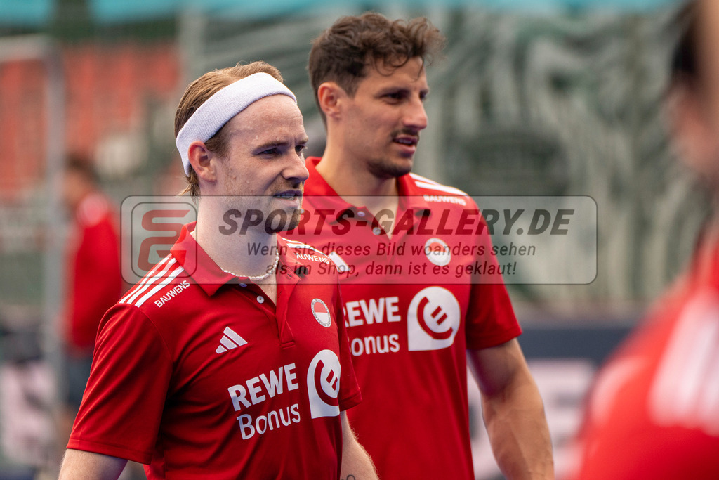Final4_20250601-1326-HK108464 | Krefeld, Deutschland, 01.06.2025:  Feldhockey Final4 2025 – „Deutsche Feldhockey-Meisterschaften 2025“ Crefelder HTC - Rot-Weiss Köln (Finale Herren) im Gerd-Wellen-Hockeyanlage am 01.06.2025 in Krefeld, Deutschland. (Foto von Kramhöller/Fehrmann/Kaste)Krefeld, Germany, 01.06.2025: Feldhockey Final4 2025 – „Deutsche Feldhockey-Meisterschaften 2025“ Harvestehuder HTC - Düsseldorfer HC (Finale Damen) in Gerd-Wellen-Hockeyanlage at 01.06.2025 in Krefeld, Deutschland. (Foto from Kramhöller/Fehrmann/Kaste)