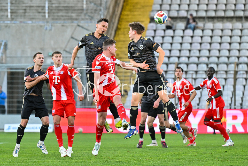 FC Bayern Amateure - SpVgg Ansbach | MUNICH, GERMANY - 17. APRIL: die Gäste können einen langen Einwurf der Bayern klären während dem Match zwischen den Amateuren des FC Bayern München und der SpVgg Ansbach am 29. Spieltag der Regionalliga Bayern im Grünwalder Stadion