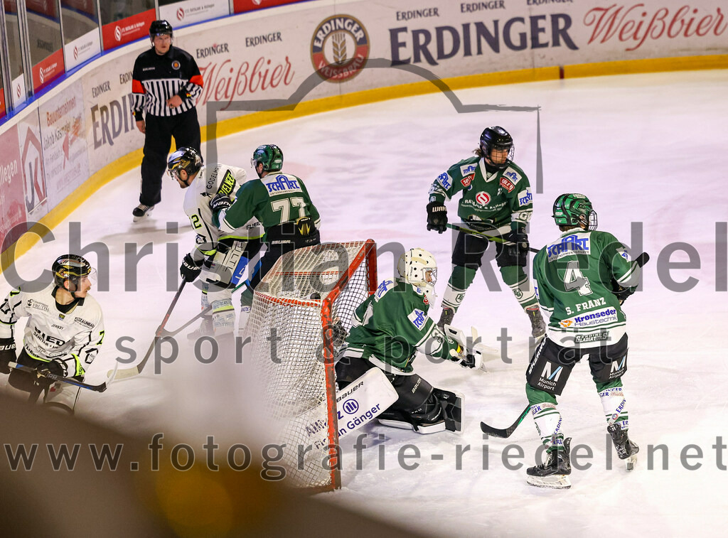 2024-02-02_057_TSV_Erding_gegen_ERSC_Amberg | Erding, Deutschland, 02.02.2024:
Eishockey, Bayernliga Vorrunde 2023 / 2024, 30. Spieltag, TSV Erding gegen ERSC Amberg, Endergebnis: 1:0

Philipp Michl (Erding Gladiators, #77), Torwart Patrick Mayer (Erding Gladiators, #30), Simon Franz (Erding Gladiators, #4)TSV Erding gegen ERSC Amberg

Foto: Christian Riedel / fotografie-riedel.net