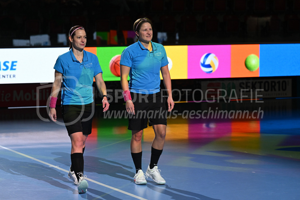 HC Rychenberg vs Floorball Köniz - 18. Dezember 2022 | HC Rychenberg vs Floorball Köniz
AXA Arena, Winterthur
Schiedsrichterin Sandra Zurbuchen und Schiedsrichterin Corina Wehinger vor dem Spiel.
Bild: Sportfotografie Markus Aeschimann | www.markus-aeschimann.ch - Realisiert mit Pictrs.com