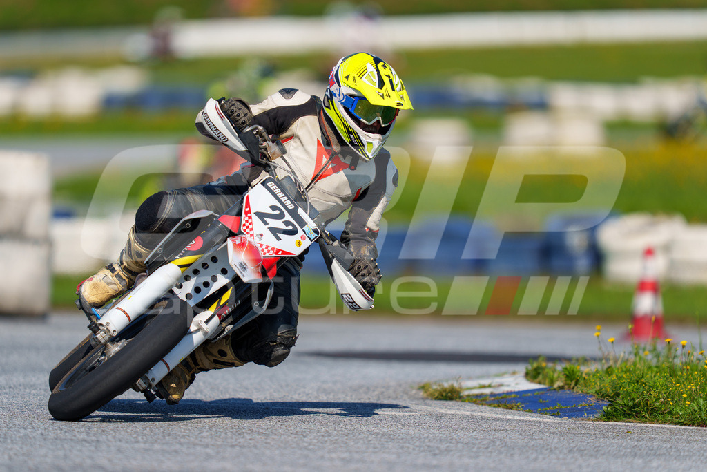 SuperMoto_Staatsmeisterschaft_Greinbach_238 | GRIPcapture steht für authentische Sportfotografie in Österreich – für Momente, die mehr sind als Geschwindigkeit oder Ergebnis. Es geht um Emotion, Spannung, Fokus und den Augenblick, der oft nur einen Wimpernschlag dauert.Ob Motorsport, Teamsport oder 
