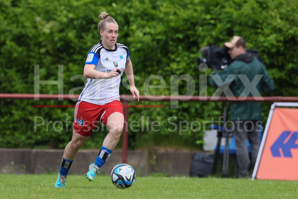 Fussball, 2. Frauen-Bundesliga, Hamburger SV - 1. FFC Turbine Potsdam | v.li.: Sarah Stöckmann (Hamburger SV, 22) am Ball, Einzelbild, Ganzkörper, Aktion, Action, Spielszene, DIE DFB-RICHTLINIEN UNTERSAGEN JEGLICHE NUTZUNG VON FOTOS ALS SEQUENZBILDER UND/ODER VIDEOÄHNLICHE FOTOSTRECKEN. DFB REGULATIONS PROHIBIT ANY USE OF PHOTOGRAPHS AS IMAGE SEQUENCES AND/OR QUASI-VIDEO.