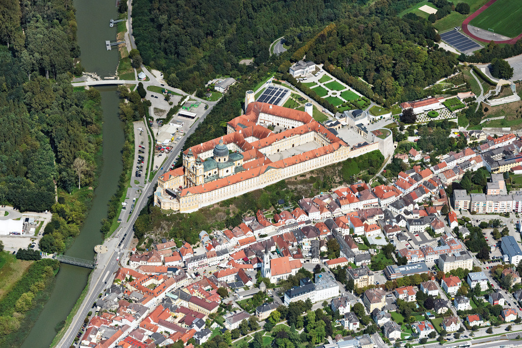 dr__0053808.jpg | MELK 28.08.2024 Gebäudekomplex des Klosters Stift Melk an der Abt-Berthold-Dietmayr-Straße in Melk in Niederösterreich, Österreich. // Complex of buildings of the monastery Stift Melk on street Abt-Berthold-Dietmayr-Strasse in Melk in Lower Austria, Austria. Foto: Daniel Reiter